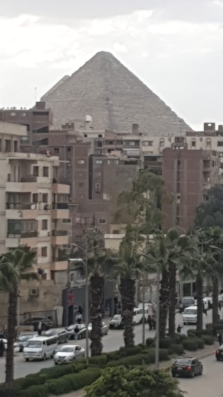 إطلالة على الأهرامات